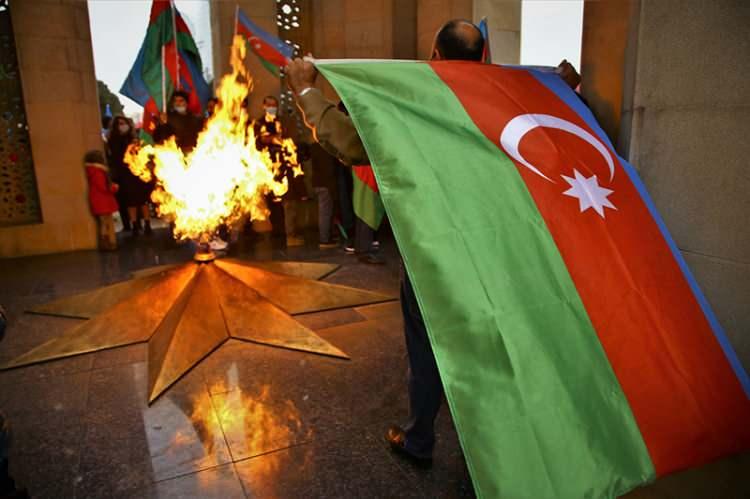 <p>İsmayılova, "Bugüne kadar hep Laçın'a dönmek arzusuyla yaşadık. Şimdi sevincimi kelimelerle ifade edemiyorum. Buraya şehit kardeşlerimizden helallik almaya geldik. Ben öğretmenim. Laçın'a dönüp mesleğimi sürdüreceğim." ifadelerini kullandı.</p>
<p> </p>