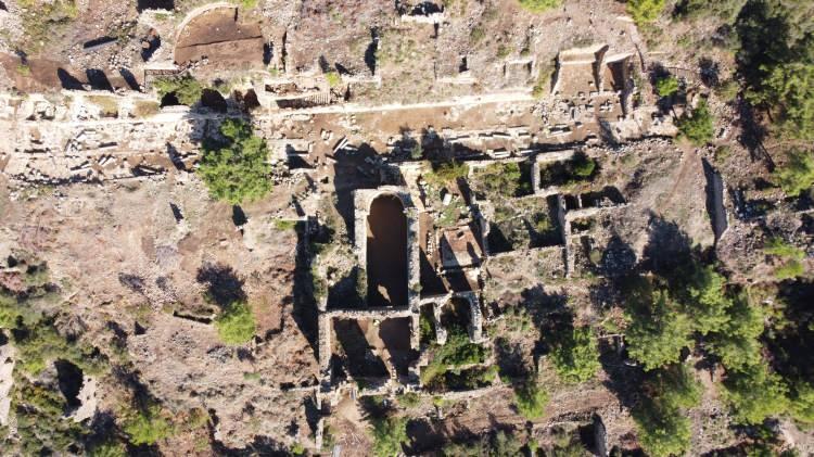 <p>Kentin geneline baktıklarında Roma ve Bizans mimarisinin ağırlıklı olduğunun görüldüğünü vurgulayan Ergürer, Anadolu Selçuklu'ya ait seramik parçalarını da son kazılarda bulduklarını bildirdi.</p>
