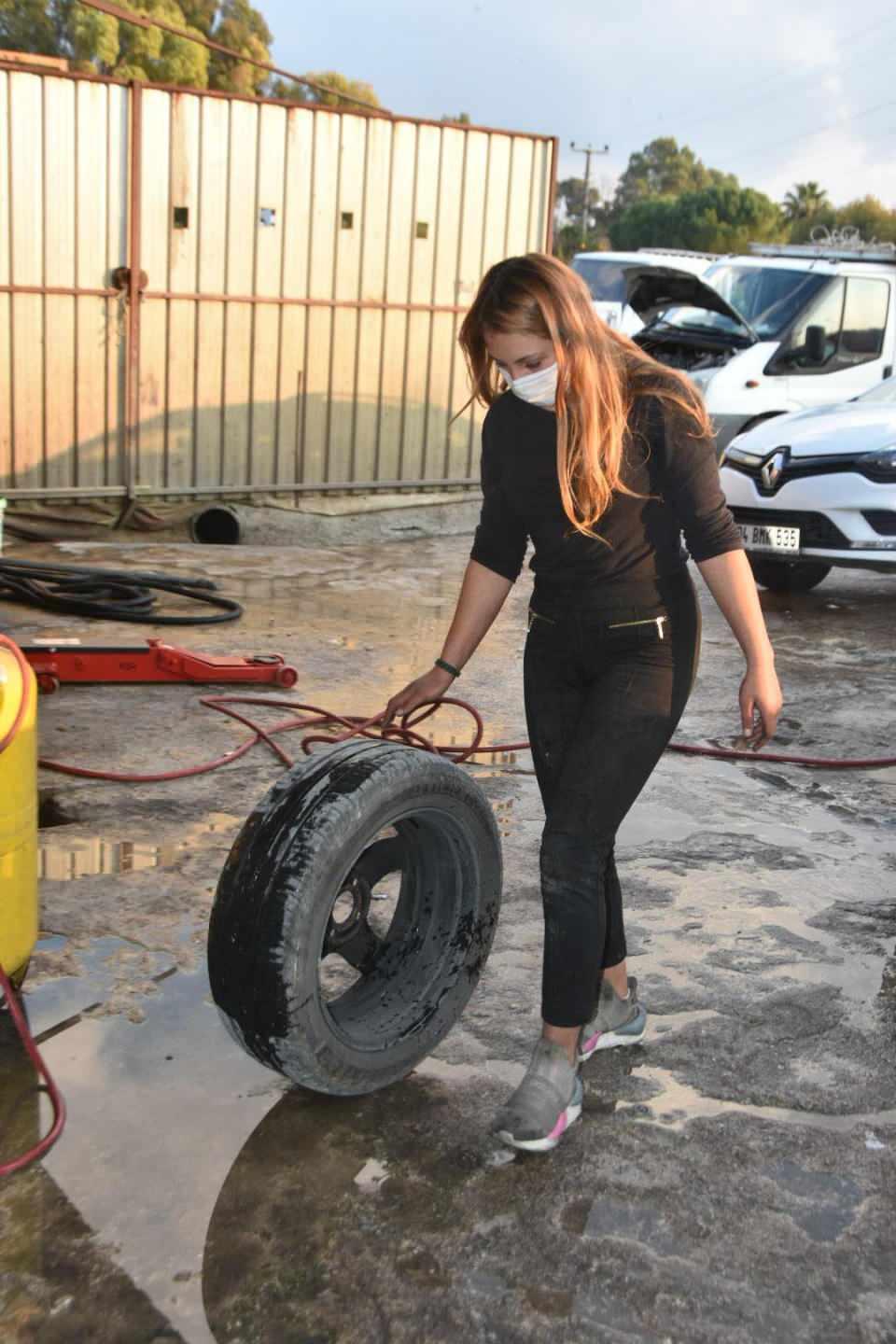 <p> Kendi isteğimle babama yardım etmeye başladım. Sonrasında da lastiklerin içerisinde buldum kendimi. Dükkana gelenler lastiği benim tamir ettiğimi görünce önce şaşırıyor ama sonra ise alışıyorlar. </p>
