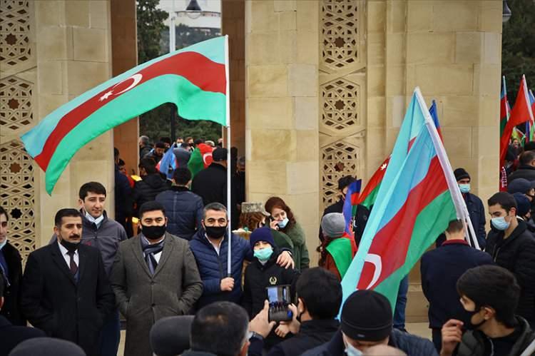 <p>Sehlab Abdullayev de 28 yıllık hasretlerine son verildiği için mutlu olduklarını vurgulayarak vatanlarına kavuşmalarını Azerbaycan ordusuna ve şehitlere borçlu olduklarını dile getirdi.</p>
<p> </p>