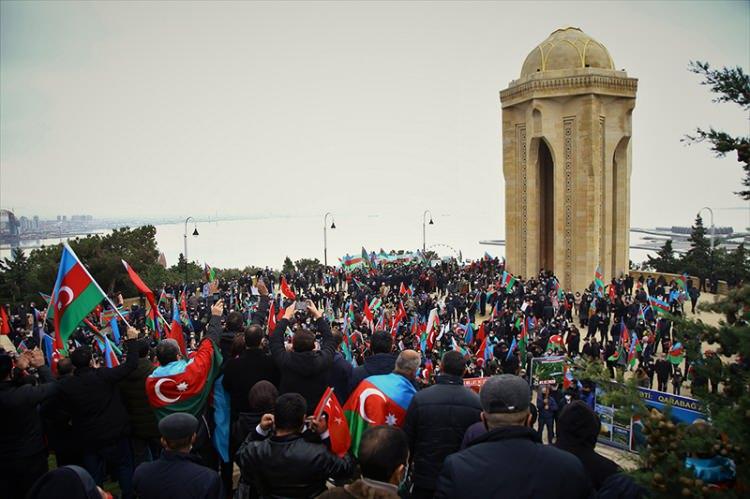 <p>Azerbaycanlılar, 28 yıl Ermenistan'ın esaretinde kalan Laçın bölgesinin işgalden kurtarılmasını kutlamak ve şehitleri anmak için Bakü Şehitler Hıyabanı'na akın etti. </p>
<p> </p>