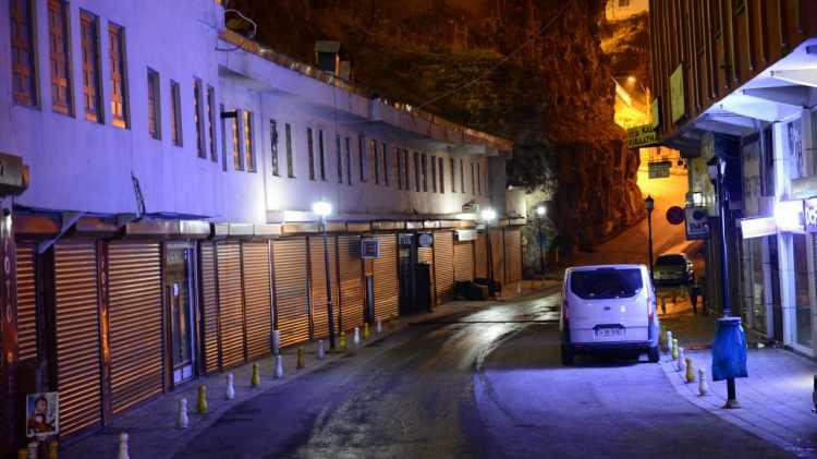 <p>Sokağa çıkma kısıtlamasına uyulabilmesi için istisna dışındaki tüm iş yerleri hafta içi 20.00’de kapanacak.</p>