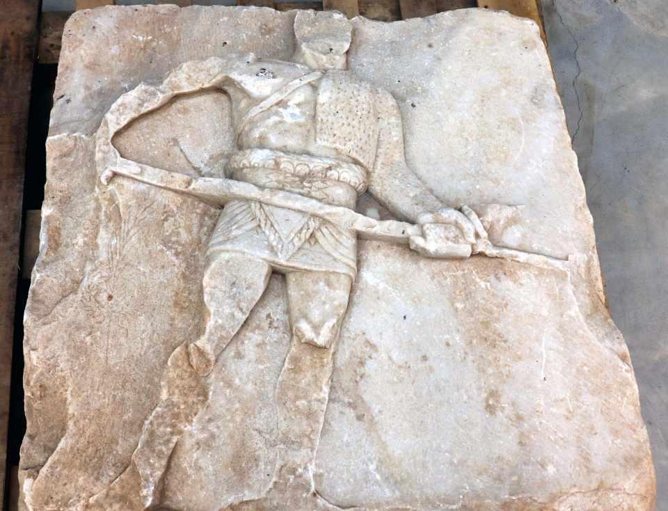<p>Çanakkale'de, polis tarafından ele geçirilen yaklaşık 2 bin yıllık ‘gladyatör rölyefi’, teslim edildiği Troya Müzesi yetkililerince incelendi. </p>

