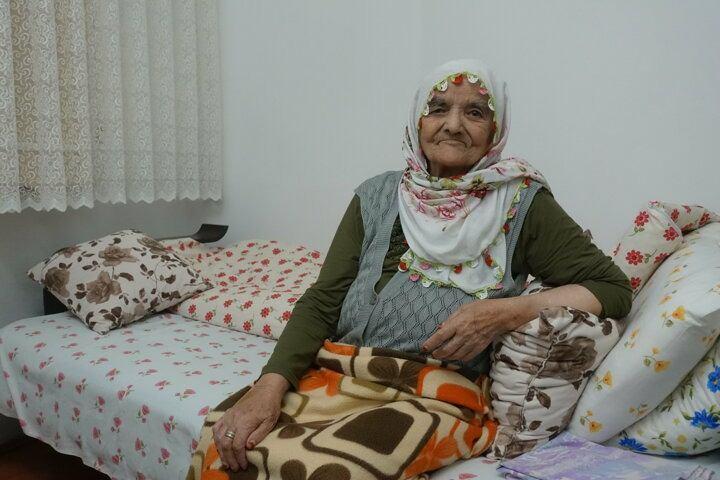 <p>Artvin'de yaşayan 116 yaşındaki Fatma Aky&uuml;z, yeni tip koronavir&uuml;s&uuml; (Kovid-19) yenerek sağlığına kavuştu. 11 &ccedil;ocuğu, 31 torunu, 38 de torununun &ccedil;ocuğu olan Aky&uuml;z, "Bir g&uuml;n hastanede tedavi g&ouml;rd&uuml;m. Hastanede kalamadım, eve gitmek istedim. Evde &ccedil;ocuklarım bana baktı, &ccedil;ok ş&uuml;k&uuml;r iyileştim." dedi.</p>

<p>&nbsp;</p>
