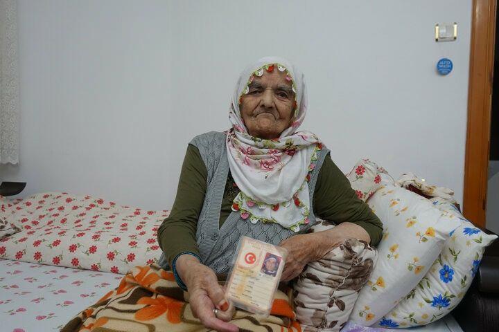 <p>Merkeze bağlı Dokuzoğul k&ouml;y&uuml;nde yaşayan Aky&uuml;z, bir s&uuml;re &ouml;nce rahatsızlandı. &Ccedil;ocukları tarafından Artvin Devlet Hastanesine getirilen Aky&uuml;z'e, Kovid-19 teşhisi konuldu.</p>
