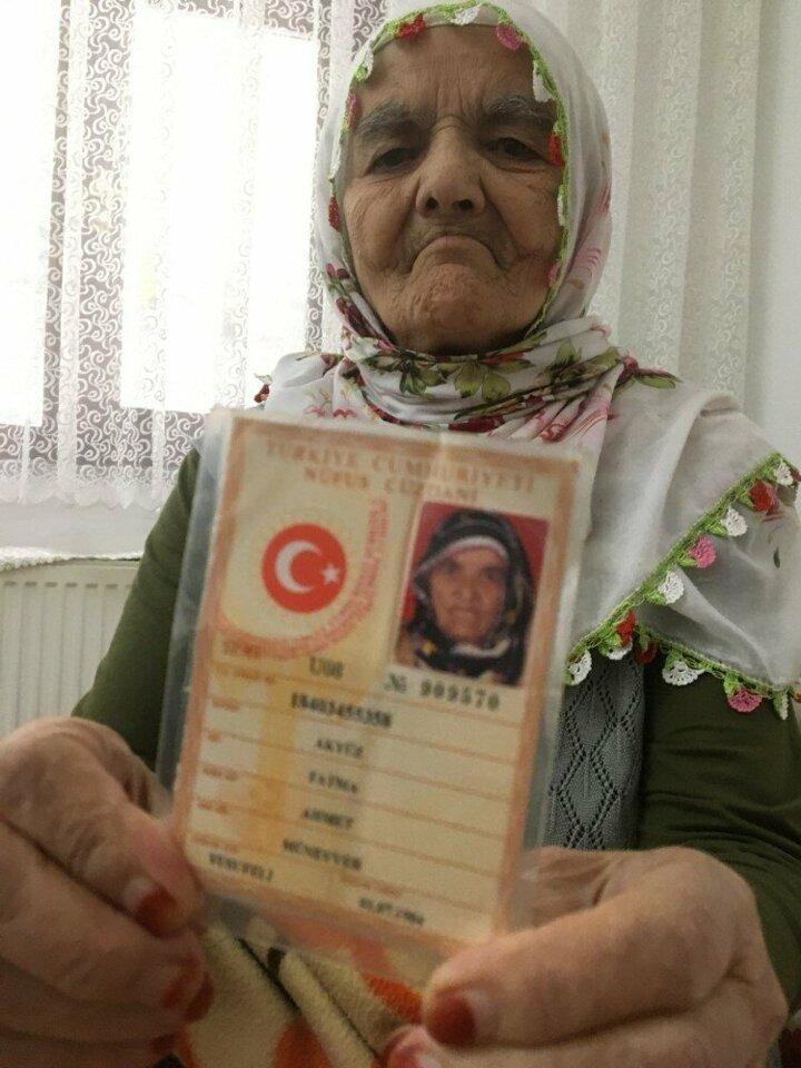 <p>Aky&uuml;z, hastalık s&uuml;recinde &ccedil;ok iştahsız olduğunu vurgulayarak, "Soğan, turşu, marul gibi yiyeceklerle beslendim. &Ccedil;ok ağrı &ccedil;ekmedim, &ccedil;ok ağrım olsaydı dayanamazdım. Şimdi &ccedil;ok ş&uuml;k&uuml;r kendi ihtiya&ccedil;larımı karşılayabiliyorum. Bana bakan &ccedil;ocuklarımdan Allah razı olsun" dedi.</p>
