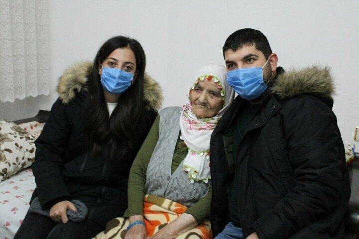 <p>Annesinde sadece &ouml;ks&uuml;r&uuml;ğ&uuml;n ge&ccedil;mediğini dile getiren Atun, "Kendi ihtiya&ccedil;larını karşılayabiliyor. Annem 116 yaşında, 11 &ccedil;ocuğu, 31 torunu, 38 de torununun &ccedil;ocuğu var. Annem 116 yaşında koronavir&uuml;s hastalığına yakalandı. Annem bu hastalıktan Allah'ın izniyle kurtuldu" ifadelerini kullandı.</p>
