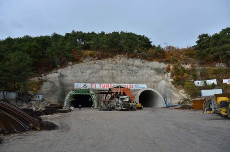 <p>&Ccedil;anakkale ile İzmir limanları hinterlandında bulunan ve lojistik kara yolu altyapısını oluşturan yolun hizmete a&ccedil;ılmasıyla Kuzey ve G&uuml;ney Marmara ile Ege B&ouml;lgesi arasında ulaşım kolaylaşacak.</p>

<ul>
</ul>
