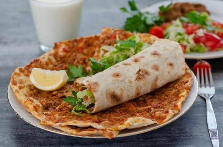 <p><strong>Yedinci sırayı gönüllerin şahı lahmacun aldı. Normalde dışarıdan alınan ya da dışarıda yenen bir yemek olan lahmacunu özleyenler kısıtlama döneminde evde yapmak için bol bol tarif aradı.</strong></p>
<p> </p>