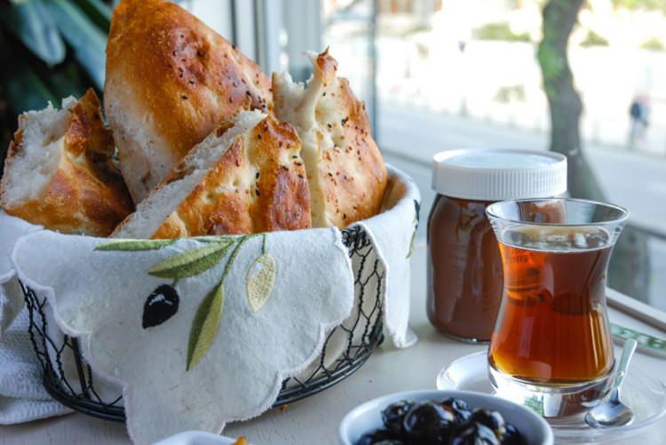 <p><strong>Ramazanın bir başka vazgeçilmezi ramazan pidesi de bu yıl çok arandı. Ramazan sofralarını pideyle tatlandırmak isteyenler bu yıl fırınlarda kuyruğa girmek yerine mutfaklarının yolunu tuttu.</strong></p>
<p> </p>