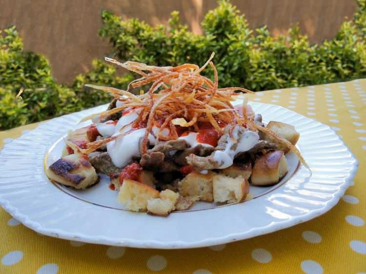 <p><strong>Hem görüntüsü hem de lezzetiyle herkesin kalbini çalan Çökertme kebabı, arama trendlerinin dördüncüsü oldu. Çıtır patates, et, yoğurt sosu derken sofralar bu Bodrum lezzetiyle şenlendi.</strong></p>
<p> </p>