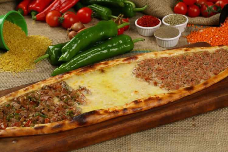 <p><strong>Aramalarda ikinci sırada pide yer aldı. Burada ramazan pidesi aramalarının yanı sıra kaşarlı, kuşbaşılı, kıymalı pideleri özleyenlerin "İş başa düştü" demeleri de etkili oldu.</strong></p>
<p> </p>