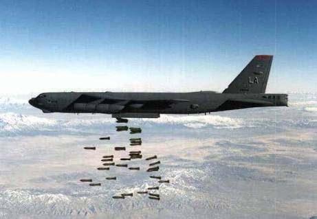 <p>56 metre kanat açıklığına sahip dev uçağın yüksekliği 12 metre. 180 tona kadar yakıt alabilen B-52, yaklaşık 1000 km maksimum hız yapabiliyor ve 15.000 km menzile sahip.</p>