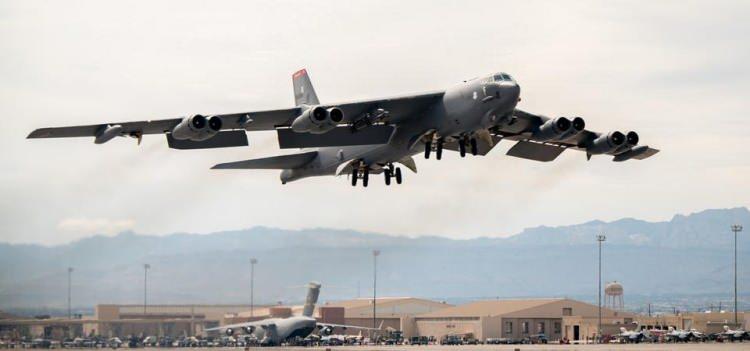 <p>- SAVAŞ CANAVARI B-52 AĞIR BOMBARDIMAN UÇAĞI</p>
<p>B-52 maksimum kapasitede kanatlarda ve gövde içerisinde toplam 45 adet bomba taşıyabiliyor. </p>
<p> </p>