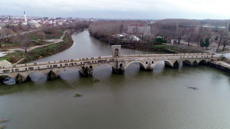 <p>Meriç Nehri’nin ise 60 metreküp/saniyeden 3 katı artarak, 160 metreküp/saniyeye ulaştığı açıklandı. Yetkililer, nehirdeki artışların Bulgaristan ve bölgenin yağış almasından kaynaklandığını açıkladı.</p>

<p> </p>
