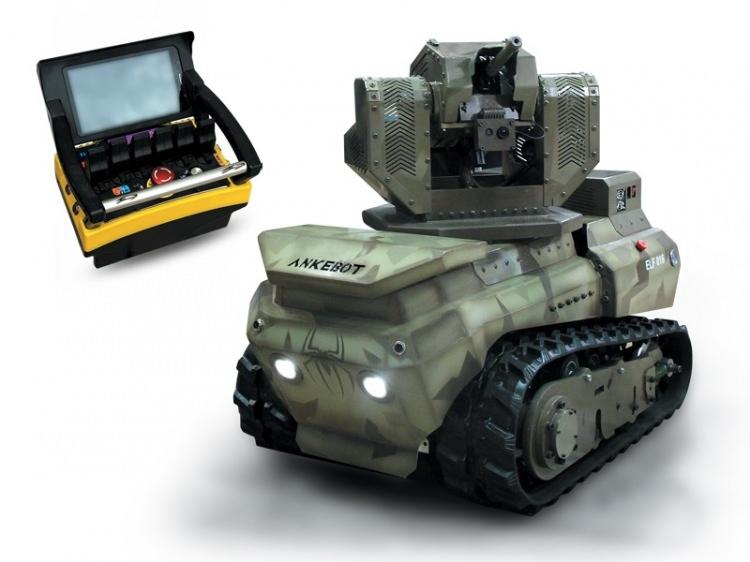 <p>Yangınlarda insan hayatını tehlikeye atmamak için söndürme aracı olarak kullanılabilecek olan ANKEBOT aynı zamanda <strong>bomba imha robotu</strong> olarak da kullanılabiliyor. Üzerine silah sistemi entegre edilerek özellikle meskun mahalde gerçekleşen çatışmalarda personelin hedef olmadan düşmanın etkisiz hale getirilmesi görevi icra edebilecek olan araç, yüksüz bir midibüsü tek başına çekebiliyor. </p>