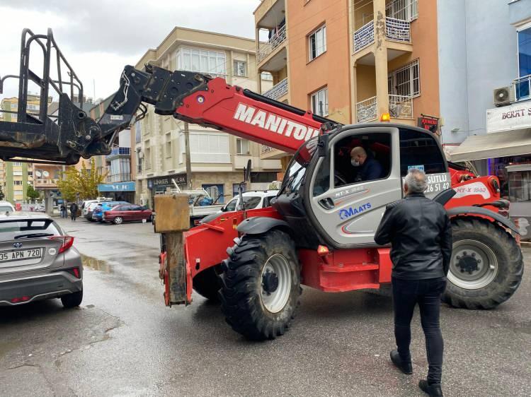 <p>Koronavir&uuml;sle m&uuml;cadele kapsamında yurt genelinde sokağa &ccedil;ıkma kısıtlamasında annesi Yurda Karslıoğlu'nun 66'ncı doğum g&uuml;n&uuml;n&uuml; kutlamak isteyen radyo programı sunucusu Mustafa Karslıoğlu, ilgin&ccedil; bir yol buldu.&nbsp;</p>
