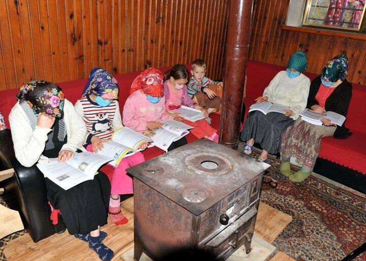 <p>Tonya il&ccedil;esi Kalemli Mahallesi'nde yaşayan Havva (42) ve Beytullah Aydın (44) &ccedil;iftinin yaşları 7 ile 17 arasında değişen Esin, Edanur, Semanur, Emine, Ayşenur, Fatıma ve Abdulkadir adlı &ccedil;ocukları koronavir&uuml;s salgını nedeniyle okullarda y&uuml;z y&uuml;ze eğitime ara verilmesi ile birlikte evden dersleri takip ediyor.</p>
