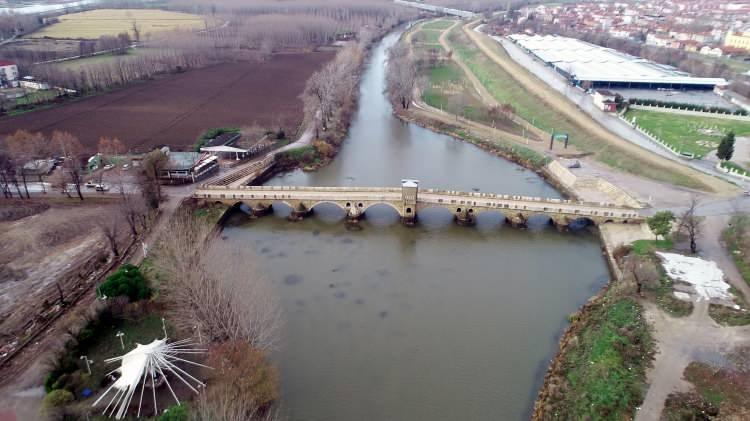 <p>Kuruyan Meriç Nehri'nde oluşan adacıklarda kuşlar yeni yaşam alanı oluştururken, Tunca Nehri’nde ise düşük su seviyesi alg patlamasına (su yosunu) neden oldu.</p>
<p> </p>