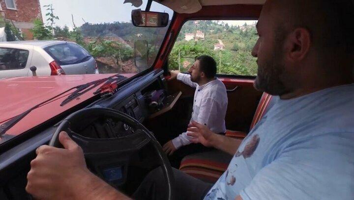<p>Ayakkabı mı istiyorsun dedim. Kafa salladı. Ayakkabı almaya gittiğimizde arkasında ışık yanan ayakkabıları seçti. Mutlu oldu. Sonra dükkana geçtiğimizde hafif hafif konuşmaya başladı. Köksal dedim ne var ne yok ne yapıyorsun dedim. Konuşmadı. Köksal ne oldu dedim. Masaya vurarak bana bundan sonra ‘baba’ diyeceksin dedi. Hareketleri, tavırları yeri bir geliyor bir araba alıyorsun ona çocuk gibi. Yeri geliyor bana bazı kelimeler söylüyor ben şaşırıyorum. En çok sevdiği şarkı Erkan Ocaklı’dan Ayşem şarkısı. Bu şarkıyı günde 10 defa dinleriz” dedi.</p>
