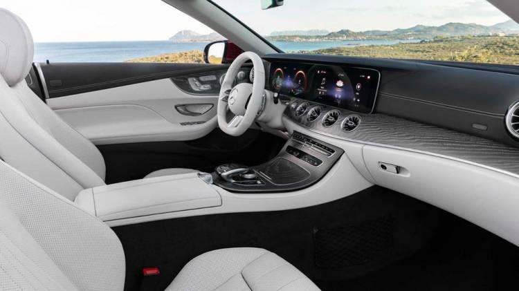 <p>E 300 Coupe 1 milyon 355 bin TL başlangıç fiyatıyla, E 300 Cabriolet ise 1 milyon 558 bin TL başlangıç fiyatı ile satışa sunuldu.</p>