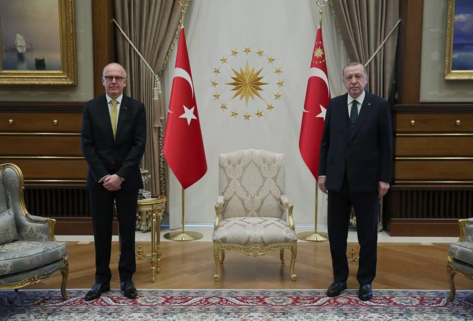 <p>Büyükelçi Sazali ve Herrström, kabulde Cumhurbaşkanı Erdoğan ile hatıra fotoğrafı çektirdi.</p>
