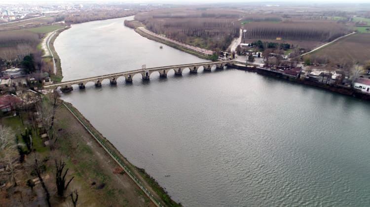 <p><strong>DSİ: TAŞKIN OLMAYACAK</strong></p>
<p>Öte yandan DSİ Edirne 11'inci Bölge Müdürlüğü'nden yapılan açıklamada, Edirne'de etkili olan yağışın Meriç ve Tunca nehirlerinin debisini yükselteceği ancak taşkın riski oluşturmayacağı belirtildi. </p>