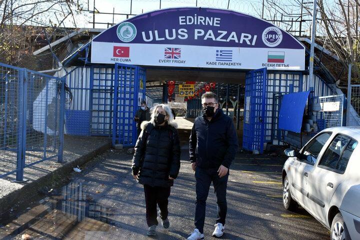 <p>Edirne'de cuma g&uuml;nleri kurulan ve b&ouml;lge halkının yanı sıra kur farkı nedeniyle Bulgaristan&rsquo;dan gelen turistlerin yoğun ilgi g&ouml;sterdiği, Ulus Pazarı, koronavir&uuml;s tedbirleri kapsamında kapatıldı. Edirne'de vaka sayılarının artması nedeniyle bu haftada da kapılarını a&ccedil;mayan pazara alışveriş i&ccedil;in gelen Bulgar turistler, &ccedil;arşı esnafına giderek alışverişlerini d&uuml;kkanlardan yaptı. İğneden ipliğe hemen her şeyi satın alan Bulgar turistler salgın nedeniyle zor g&uuml;nler ge&ccedil;iren esnafa destek olup kent ekonomisine de b&uuml;y&uuml;k katkı sağlıyor.</p>
