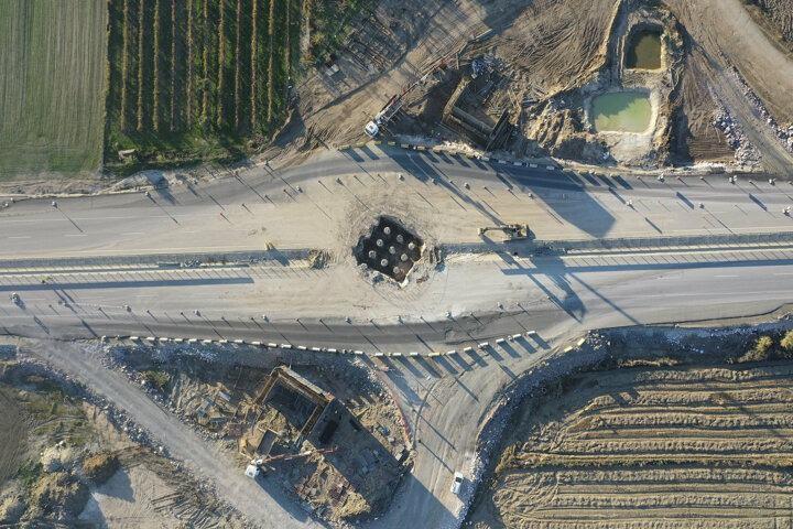 <p>153 kilometre uzunluğunda çift hatlı, 200 kilometre hıza uygun sinyalli ve elektrifikasyonlu olarak inşa edilecek projede yük ve yolcu trenleri çalışabilecek. Proje kapsamında 53 alt geçit, 59 üst geçit, 16 demir yolu köprüsü, 2 tünel, 194 menfez ve 3 viyadük yapılacak.</p>