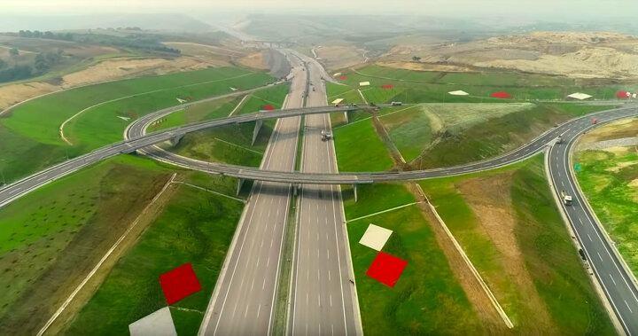 <p>İstanbul ve Kocaeli'deki büyük çaplı organize sanayi bölgelerine doğrudan erişen Kuzey Marmara Otoyolu, hızlı tren ve yük trenlerinin geçişine uyumlu dizayn edilen Yavuz Sultan Selim Köprüsü ile kara ve demir yolu ulaşım modları arasında da entegrasyon sağlayacak.</p>