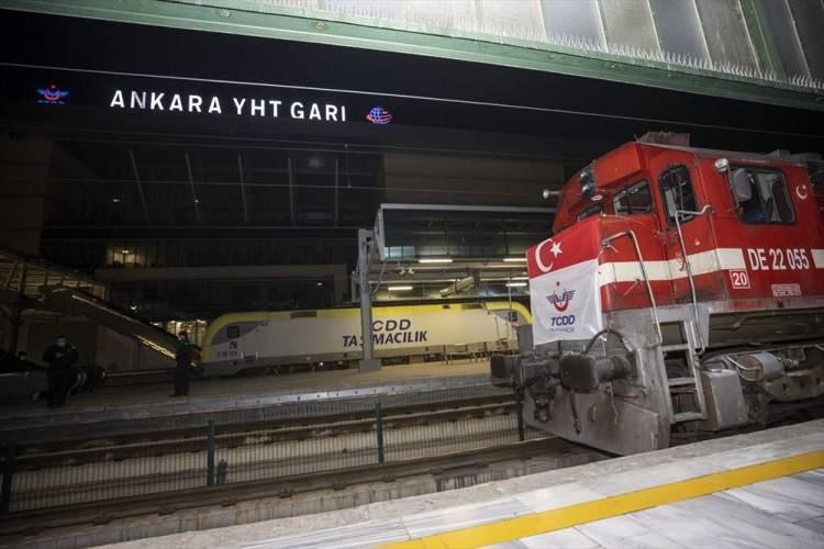 <p>8 BİN 693 KİLOMETRE YOL KAT EDECEK<br />
İhracat treni, Türkiye'de 2 bin 323 kilometre, Gürcistan'da 220 kilometre, Azerbaycan'da 430 kilometre, Hazar Denizi'nde 420 kilometre, Kazakistan'da 3 bin 200 kilometre ve Çin'de 2 bin 100 kilometre olmak üzere toplam 8 bin 693 kilometre yol kat edecek.</p>

<p>TCDD Taşımacılık AŞ ve resmi forwarder firması olan Pasifik Eurasia iş birliğiyle ilerletilecek tren, 2 kıta, 2 deniz ve 5 ülke geçerek yükünü 12 günde Çin'e ulaştıracak.</p>
