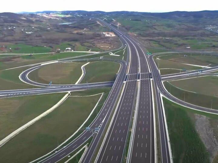<p>İstanbul'un çevre illere ve diğer bölgelere ulaşımını kolaylaştıracak Kuzey Marmara Otoyolu Projesi, Ulaştırma ve Altyapı Bakanlığı Karayolları Genel Müdürlüğünce yap-işlet-devret modeliyle hayata geçirildi.</p>