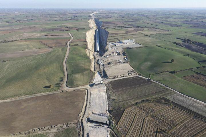 <p>Edirne, Kırklareli ve Tekirdağ'ı hızlı tren ağına bağlayacak proje ile Halkalı-Kapıkule arasında yük trenleri için seyahat süresi 8 saatten 3,5 saate, yolcu trenleri için ise 3,5 saatten 1 saat 35 dakikaya inecek. Mevcut hat kapasitesi de 4 kat artacak.</p>
