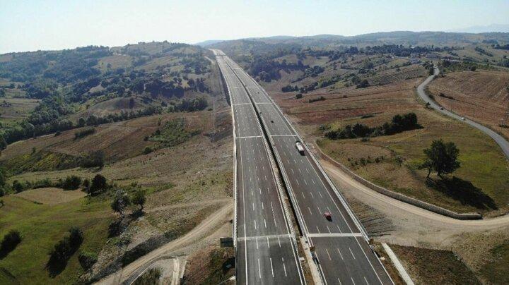 <p>İstanbul'un Kınalı mevkisinden başlayıp, Sakarya'nın Akyazı ilçesi yakınlarında son bulan proje, Türkiye'nin en büyük ulaştırma yatırımlarından biri olarak dikkati çekerken, şehir içinde ve mevcut boğaz köprülerindeki trafik yoğunluğunu azaltarak araçların şehir içi trafiğine girmeden kontrollü, yüksek standartlı, kesintisiz, emniyetli ve konforlu bir şekilde transit geçişinin sağlanması amacıyla uygulandı.</p>