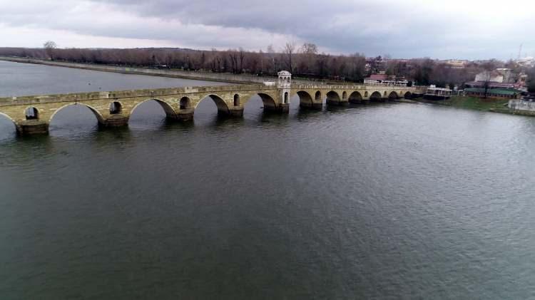<p>Son 90 yılın en kurak dönemi olan Edirne'de, gölet ve barajlarda doluluk oranı kritik noktalara düşerken, tarım arazilerinin sulanmasında kullanılan ve taşkınlarla yıllarca gündeme gelen Meriç ve Tunca nehirleri de dip seviyeyi gördü. </p>