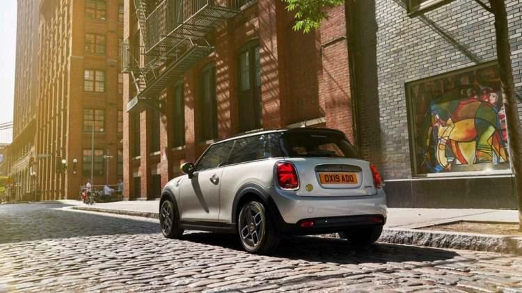 <p>MINI Electric, 184 beygir güç ve 270 Nm tork üreten motoru ile 0-60 km/s hızlanmasını 3.9 saniyede ve 0-100 km/s hızlanmasını ise 7.3 saniyede tamamlıyor.</p>