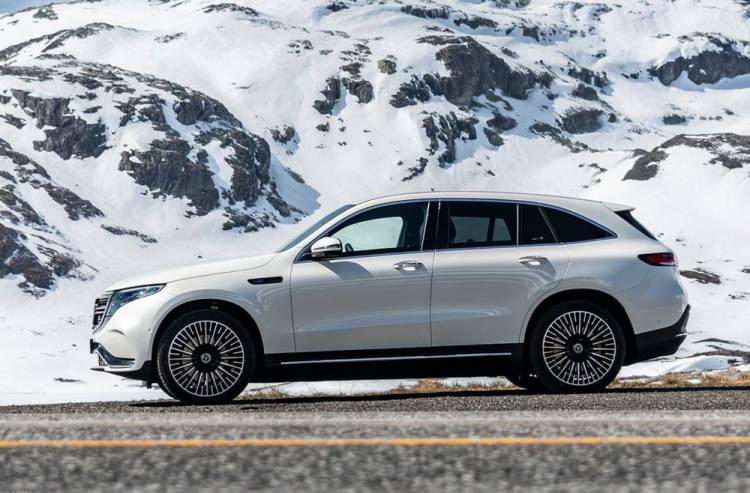 <p><strong>TAMAMEN ELEKTRİKLİ YENİ EQC TÜRKİYE’DE</strong></p>

<p>Mercedes-Benz elektromobiliteye yönelik yeni ürün ve teknolojilerini sunduğu yeni EQ markasını, ilk kez 2016 Paris Otomobil Fuarı’nda tanıtmıştı.  EQC, ön ve arka aksta birer tane olmak üzere toplam iki elektromotorun ürettiği 300 kW (408 BG) güce sahip.</p>
