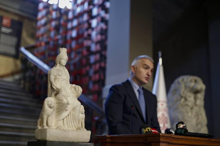 <p>Tarih &ouml;ncesi d&ouml;nemlerde bolluğun ve bereketin sembol&uuml;, koruyucusu olduğuna inanılan "ana tanrı&ccedil;a" Kybele heykeli, yaklaşık 60 yılın ardından T&uuml;rkiye'ye geri getirildi. İstanbul Arkeoloji M&uuml;zesinde bin 700 yıllık "Kybele"nin tanıtımını yapan K&uuml;lt&uuml;r ve Turizm Bakanı Mehmet Nuri Ersoy, &ldquo;1960'lı yıllardan beri &uuml;lkesinden uzak kalmış olan Kybele heykeli artık ait olduğu topraklara, vatanına gelmiştir&rdquo; ifadelerini kullandı.</p>

<p>&nbsp;</p>
