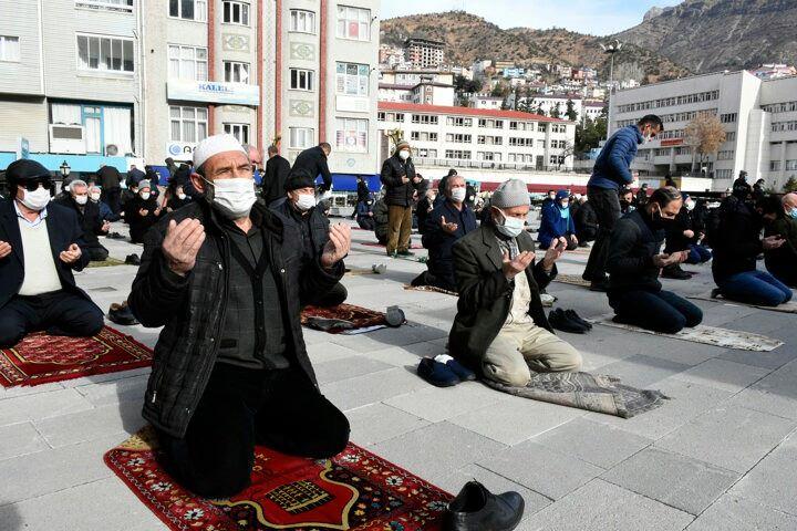 <p>Meteoroloji Genel M&uuml;d&uuml;rl&uuml;ğ&uuml;n&uuml;n son &uuml;&ccedil; aylık kuraklık durumu ile ilgili resmi internet sitesi &uuml;zerinden haritalar yayınlanmasının ardından T&uuml;rkiye&rsquo;nin &ouml;nemli bir b&ouml;l&uuml;m&uuml;n&uuml;n yağış almadığı ve şiddetli kuraklık yaşandığı g&ouml;r&uuml;ld&uuml;.</p>
