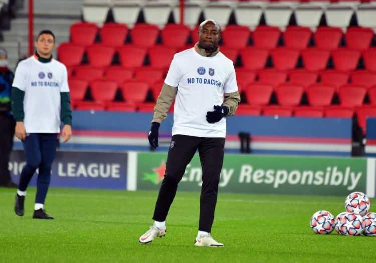 <p>Dördüncü hakemin ırkçı sözleri nedeniyle iki takımın sahaya çıkmama kararı almasının ardından ertelenen PSG - Başakşehir maçı, 14. dakikadan itibaren bugün tekrar oynandı.</p>

