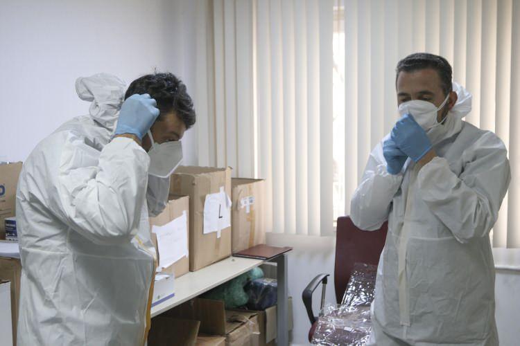 <p><strong>EKİPLER, VİRÜSÜN İZİNİ SÜRDÜ</strong></p>

<p>Başkent Ankara'da koronavirüse karşı 800 filyasyon ekibi mücadele veriyor. DHA sokağa çıkma yasağının olduğu hafta sonunda Çankaya İlçe Sağlık Müdürlüğü'ne bağlı ekiplerin çalışmalarını görüntüledi. </p>
