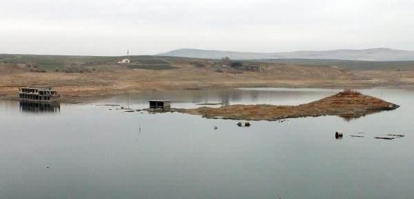 <p>Yozgat'ta kuraklık nedeniyle baraj suları çekildi, Esenli köyünün 26 yıldır su altında olan eski yerleşim yeri açığa çıktı.<br />
 </p>
