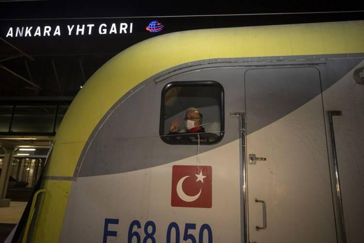 <p>Buradaki işlemleri tamamlanan 15276 numaralı tren, saat 10.30'da Köseköy'den yola çıktı, Arifiye, Bilecik ve Eskişehir'den geçerek Ankara Gar'a geldi. Burada trenin lokomotif değişimi yapıldı.</p>
