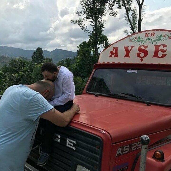 <p>En büyük hayalinin Köksal Baba’nın kırmızı kamyoneti olduğunu dile getiren Süleyman Köse, “Annesi rahmetli olduktan sonra babasının kırmızı bir kamyoneti vardı. Babası şoför koltuğunda kendisini yanında yayla, köy her tarafı gezerdiler. Köksal babada bir hatırası var. Babası rahmetli olduktan sonra bu araba kimse kullanmadığı için kardeşleri satmış durumunda kaldı. Bunu her zaman söylüyordu. Allah nasip ederse bir şekilde bu arabayı alacağız.</p>
