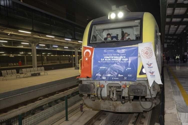 <p>Türkiye'den Çin'e ihraç ürün taşıyan ve 8 bin 693 kilometre yol kat edecek olan ilk ihracat treni, Ankara'dan geçti.</p>
