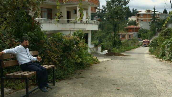 <p>Yönetmenliğini Koray Söğüt’ün yaptığı, Köksal Bektaşoğlu’nun hayatını konu alan kısa metrajlı belgesel film sosyal medyada kısa sürede binlerce kişi tarafından izlendi. İzleyenlere duygu dolu anlar yaşatan belgeselde Köksal Baba’nın can dostu Süleyman Köse, arkadaşı Richard, aşkı Ayşe ve hayali olan kırmızı kamyonete yer verildi.</p>
