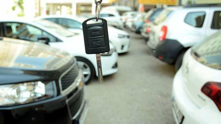 <p>Ardından 3 bin 638 adetle Renault Fluence, 3 bin 77 adetle Toyota Corolla, 2 bin 899 adetle Fiat Egea, 2 bin 795 adetle Renault Symbol ve 2 bin 740 adetle de BMW 3 Serisi sıralandı. </p>
<p> </p>