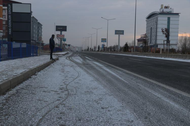 <p>Erzurum, Kars, Ağrı ve Ardahan'da etkili olan kar yağışı yaşamı olumsuz etkiledi. Ağrı'da da sabah saatlerinde başlayan kar yağışı etkisini sürdürüyor.</p>
