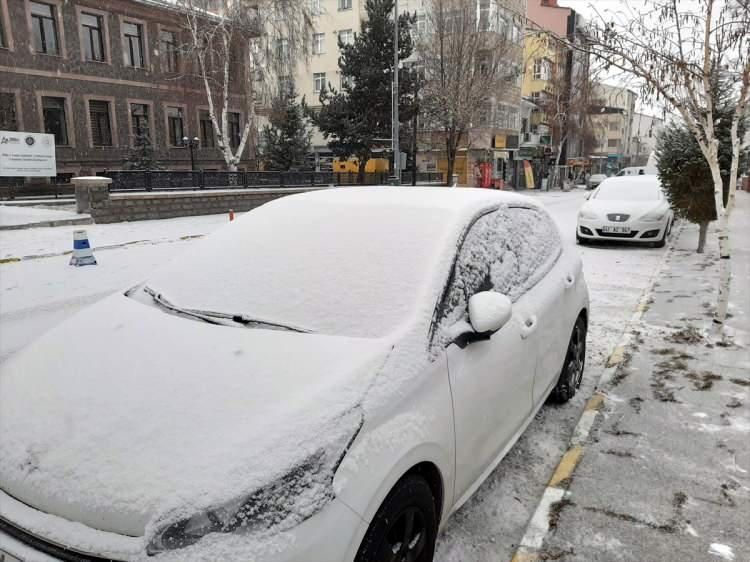 <p>Ardahan'da gece saatlerinde başlayan&nbsp;kar&nbsp;yağışı, il merkezini beyaz &ouml;rt&uuml;yle kapladı.</p>

