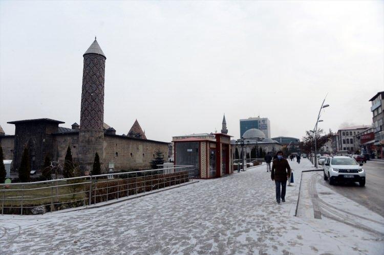<p>Erzurum'da gece saatlerinde hafif etkili olan kar yağışı, il merkezini beyaza b&uuml;r&uuml;d&uuml;.</p>

<p>&nbsp;</p>
